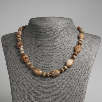 Naszyjnik z pejzażowego jaspisu, płaski owal, średnica 13×18 mm ±, rondel o średnicy 9×5 mm ±, długość około 45 cm ±