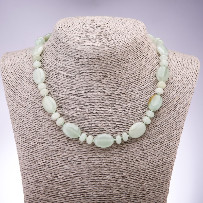 Naszyjnik z naturalnego kamienia — nefryt, płaski owal, średnica 13×18 mm, rondel, średnica 9×6 mm, długość 45 cm