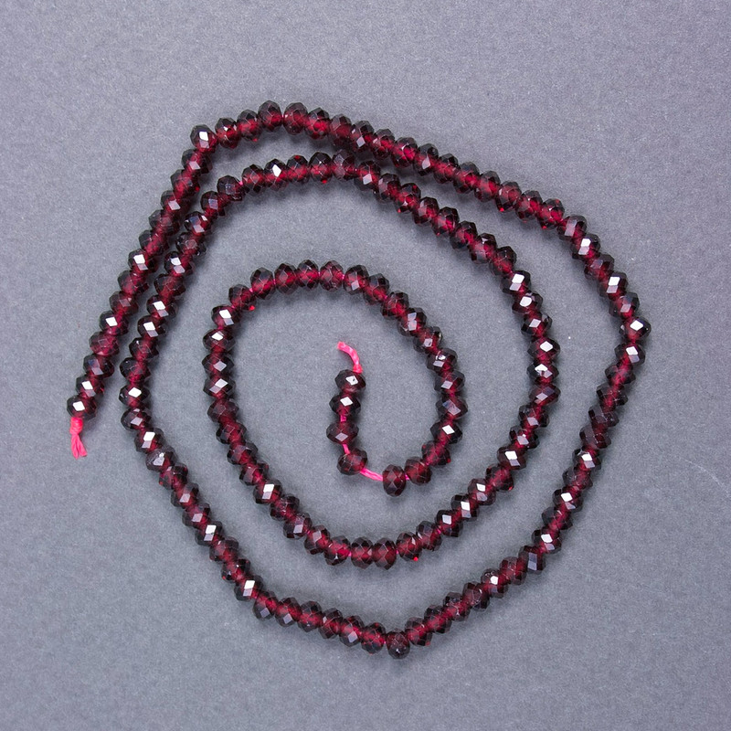 Koraliki granatu – naturalny kamień fasetowany, rondel o średnicy około 4×3 mm, nawleczone na nić, długość około 39 cm