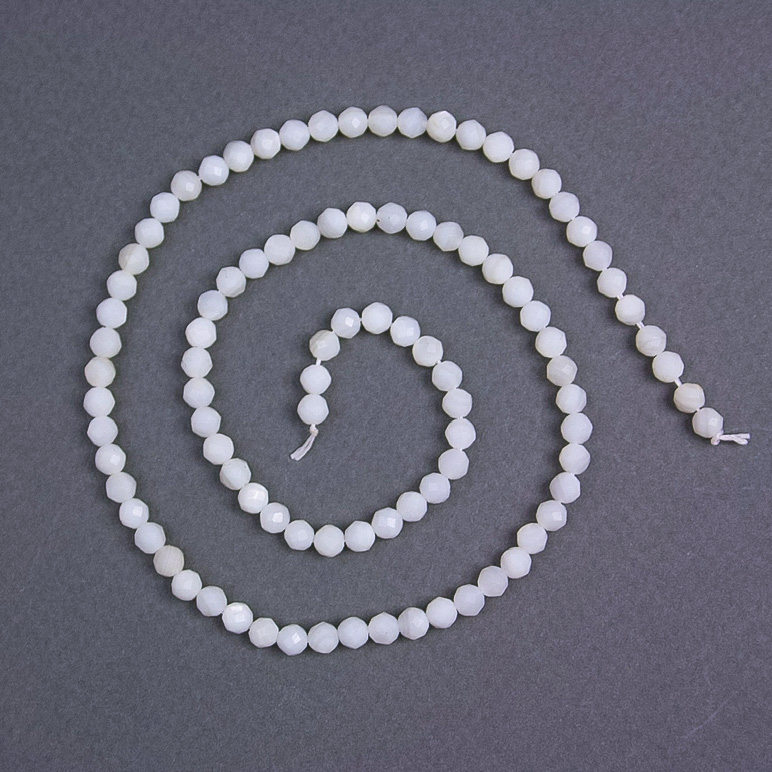Koraliki z naturalnego perłowego połysku, fasetowane kulki o średnicy 4 mm ±, na nitce, długość ok. 38 cm+