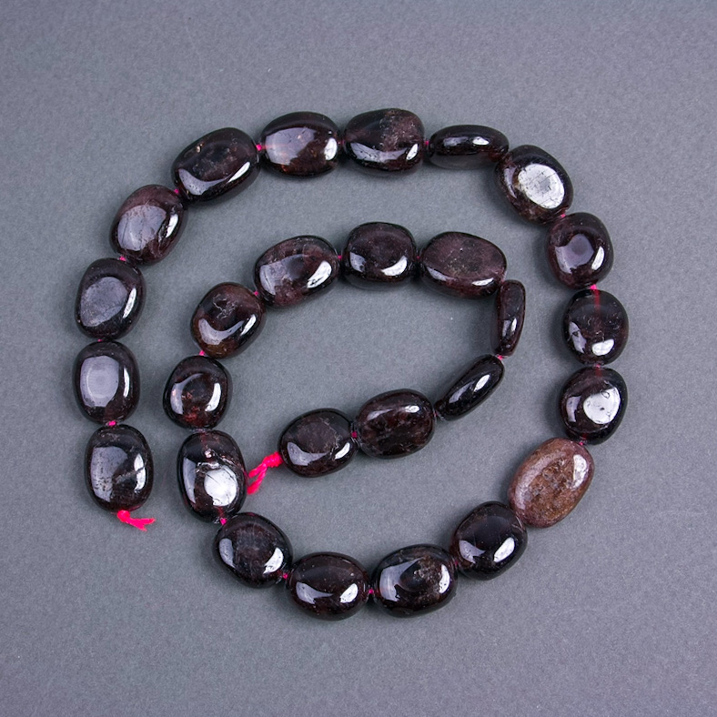 Koraliki granatu naturalnego owalne, średnica 15×12 mm, na nitce, długość 40 cm+
