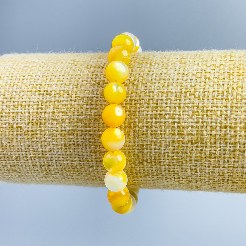 Bransoletka z żółtej masy perłowej, gładkie kulki, średnica ok. 8 mm, długość 18 cm (rozciągliwa)