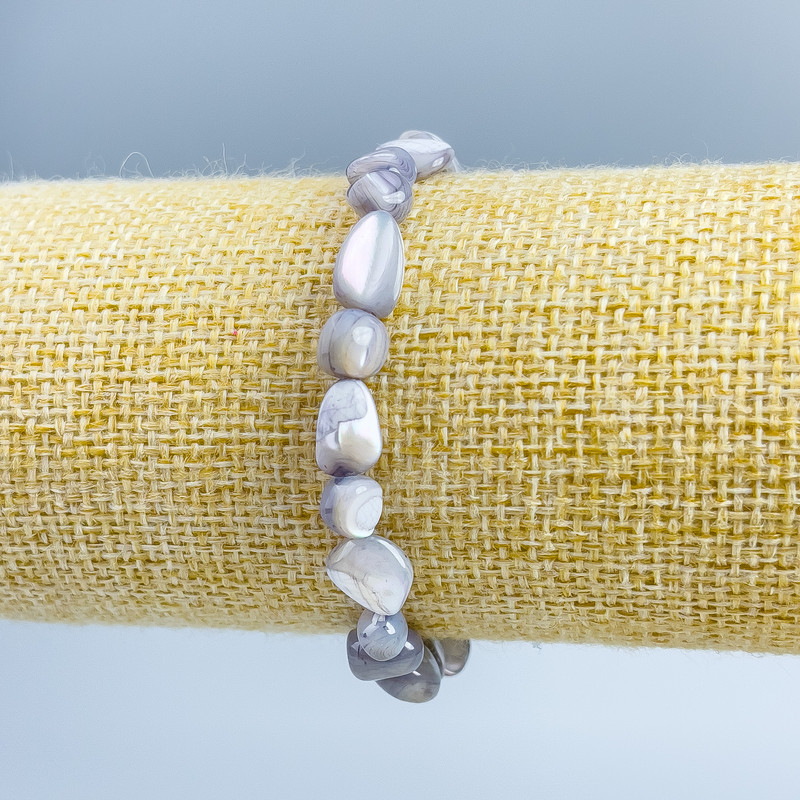 Bransoletka z szarej masy perłowej, fasetowana, średnica 8×6 mm, długość 18 cm (elastyczna)