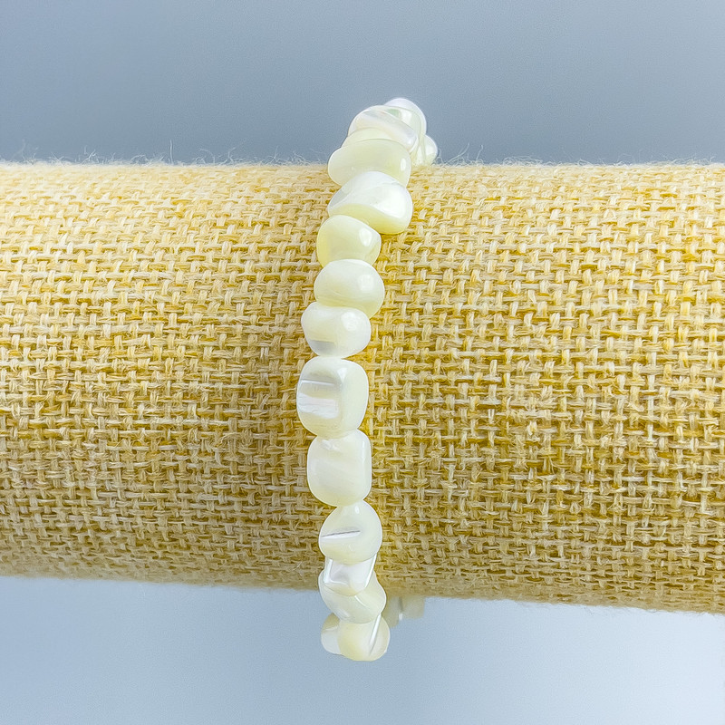 Bransoletka z białej masy perłowej, fasetowane kulki, średnica 8×6 mm, długość 18 cm (elastyczna)