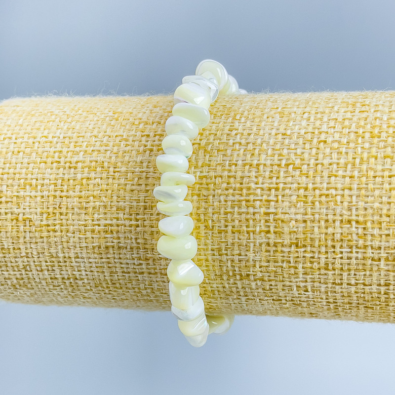 Bransoletka z białej masy perłowej fasetowana, średnica 7×4 mm, długość 18 cm (elastyczna)