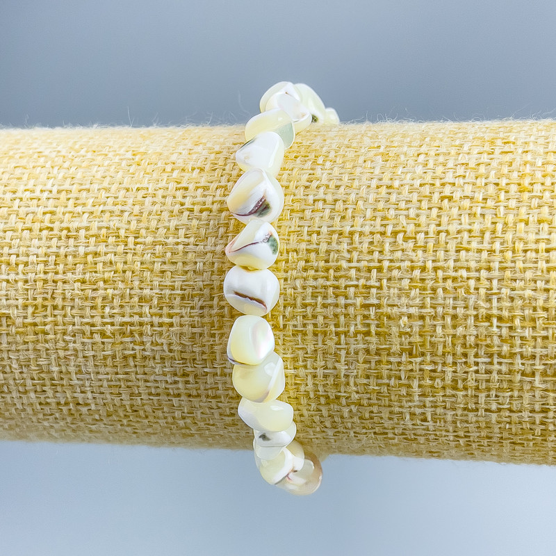 Bransoletka z masy perłowej biała fasetowana, średnica 8×6 mm, długość 18 cm (elastyczna)
