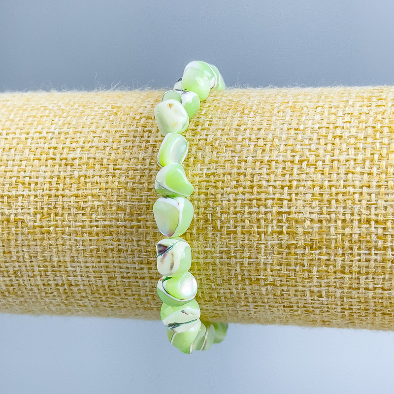 Bransoletka z masy perłowej w jasnozielonym odcieniu z fasetowanymi koralikami, średnica 8×6 mm, długość 18 cm (rozciągana)