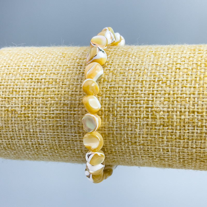Bransoletka z beżowej masy perłowej, fasetowane koraliki, średnica 8×6 mm, długość 18 cm (elastyczna)