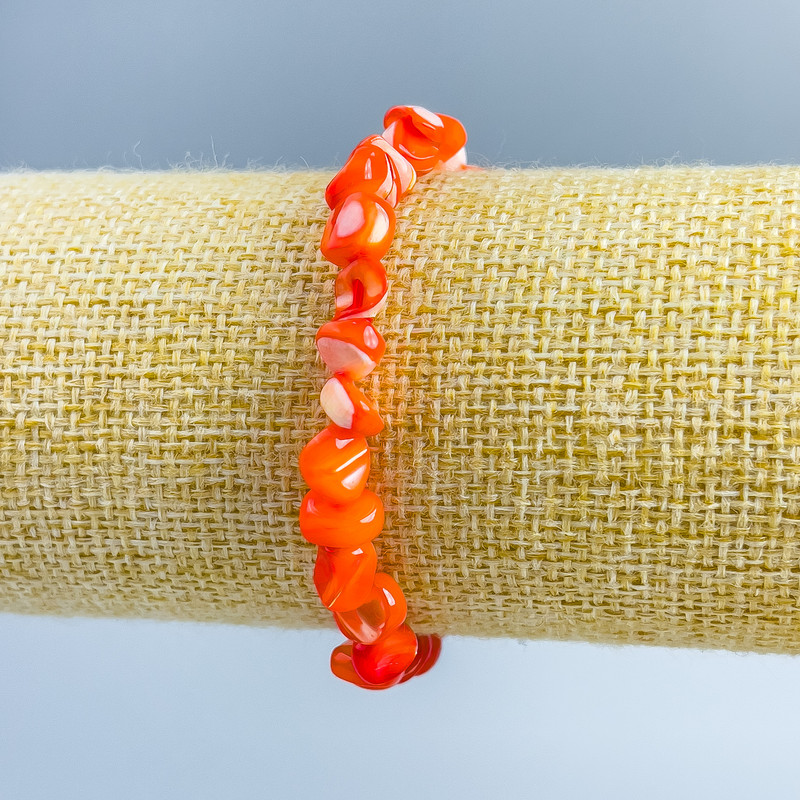 Bransoletka z fasetowanych koralików z pomarańczowej masy perłowej, średnica 8×6 mm, długość 18 cm (elastyczna)