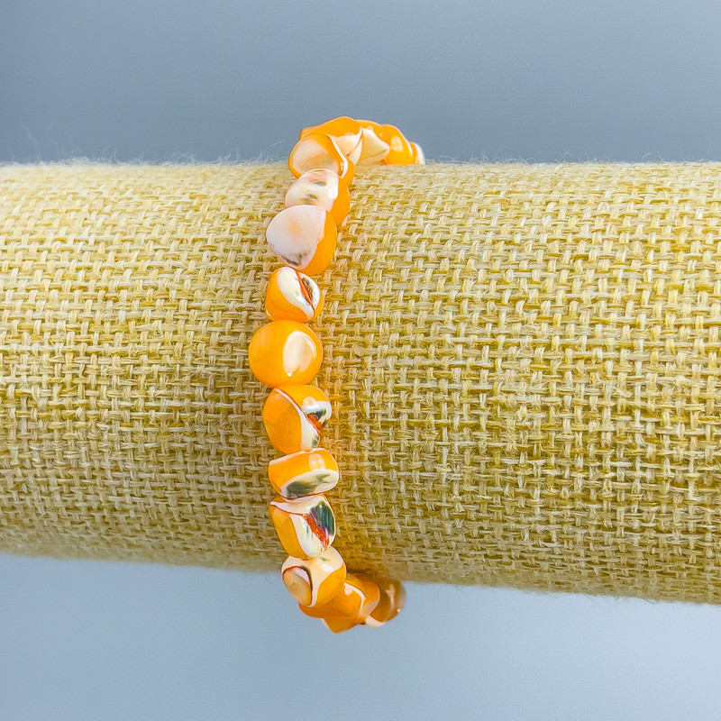 Bransoletka z jasnopomarańczowego perłowego fasetowanego koralika, średnica 8×6 mm, długość 18 cm (elastyczna)