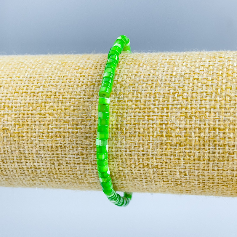 Bransoletka z tonowanej zielonej masy perłowej – dyski o średnicy 4×2 mm, długość 18 cm (rozciągliwa)