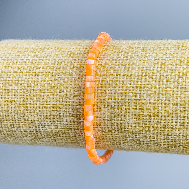 Bransoletka z barwionej masy perłowej w pomarańczowym odcieniu, dyskowe koraliki o średnicy 4×2 mm, długość 18 cm (na elastycznej gumce)