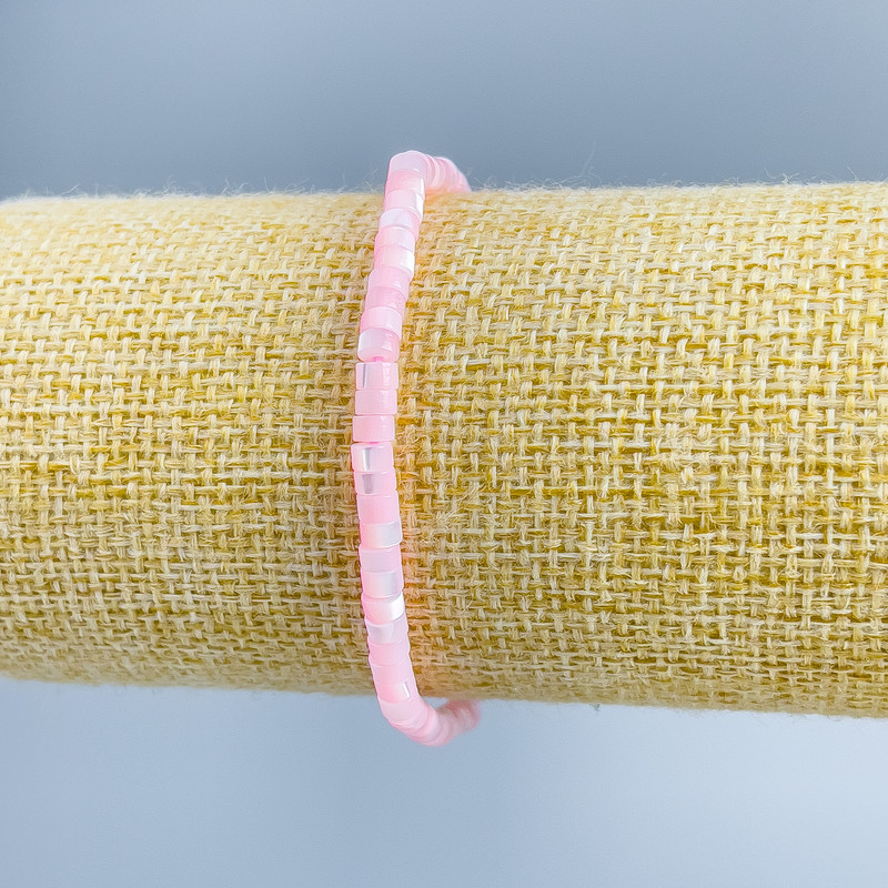 Bransoletka z tonowanej masy perłowej w jasnoróżowym odcieniu, dyski o wymiarach 4×2 mm, długość 18 cm (elastyczna)
