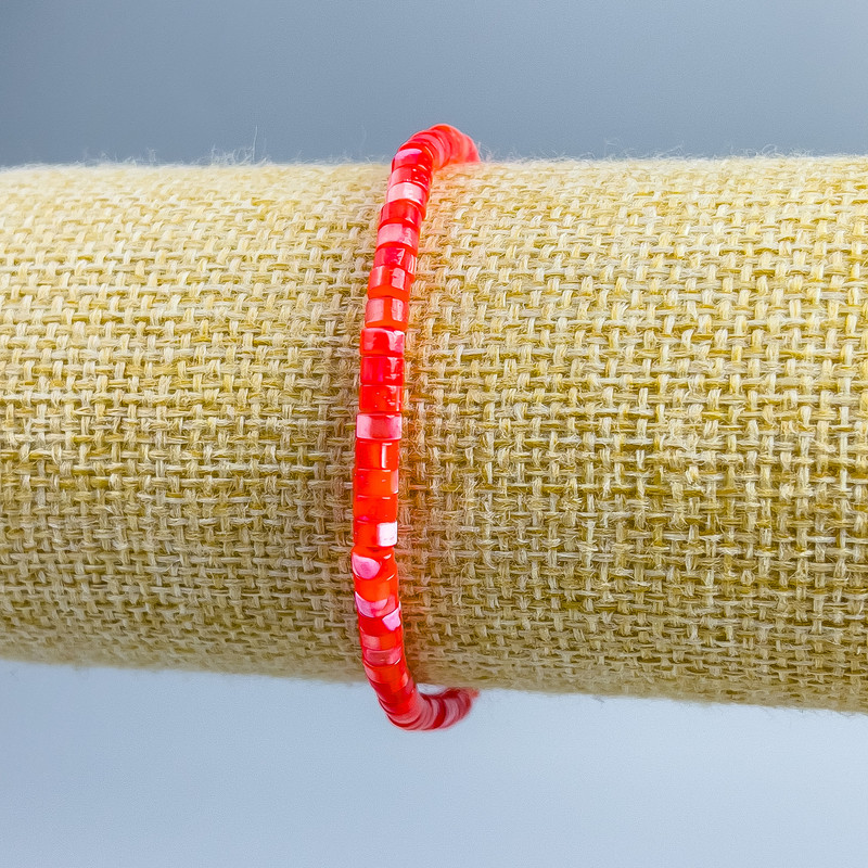 Bransoletka z tonowanej czerwonej masy perłowej, dyskowy kształt, średnica 4×2 mm, długość 18 cm (na elastycznej bazie)