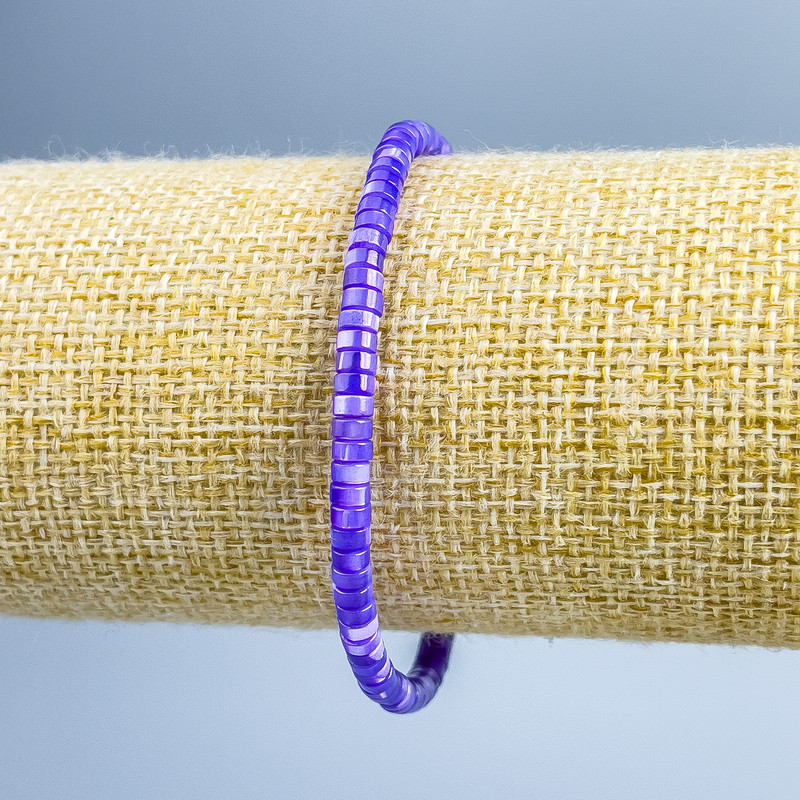 Bransoletka z tonowanej fioletowej masy perłowej w kształcie talerzyków, o średnicy 4×2 mm, długość 18 cm (rozciągliwa)