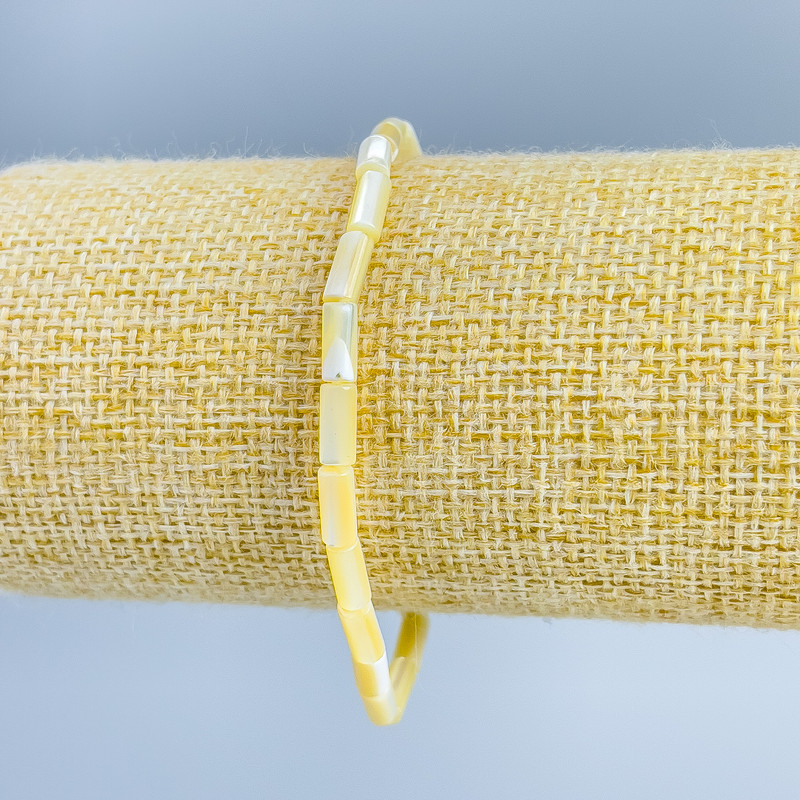 Bransoletka z tonowanej żółtej masy perłowej, dyski o średnicy 4×2 mm, długość 18 cm (rozciągliwa)