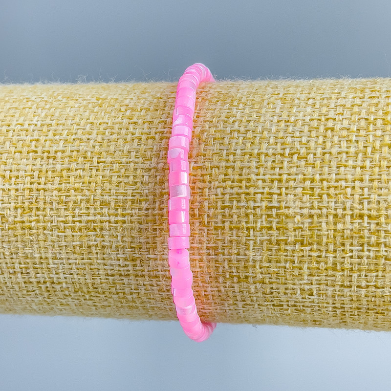 Bransoletka z tonowanego różowego odcienia masy perłowej – dyski o średnicy 4×2 mm, długość 18 cm (rozciągana)