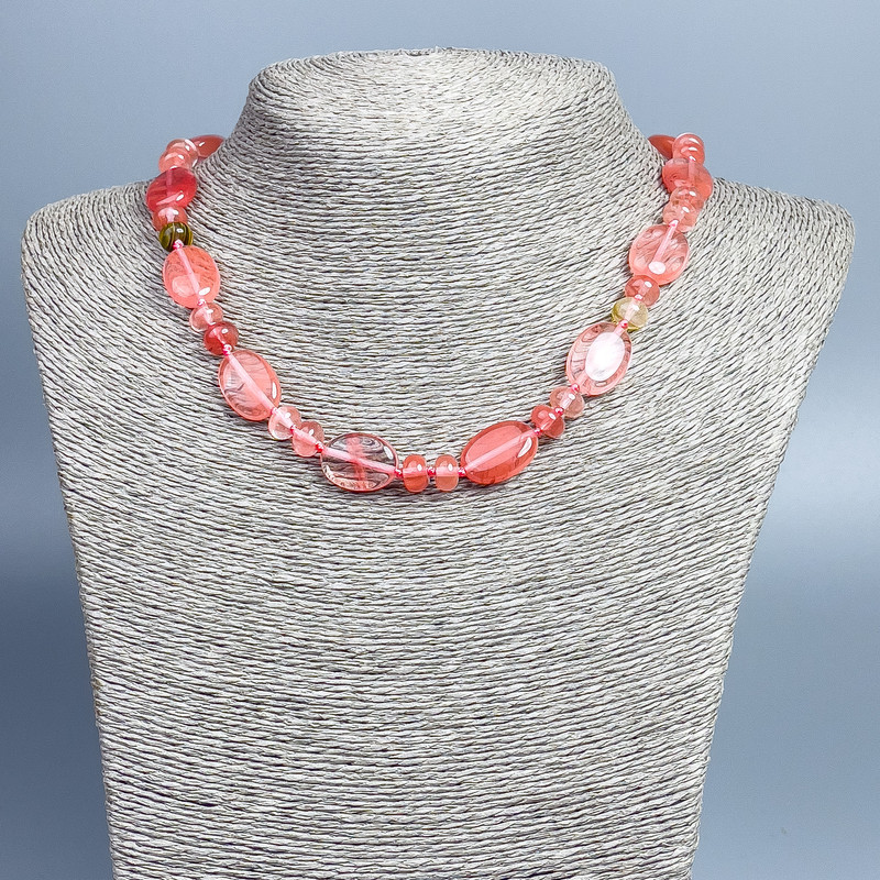 Naszyjnik z chalcedonu, naturalne kamienie w kształcie owalnym, średnica 18×12 mm ±, rondelki 8×5 mm ±, długość 46 cm ±