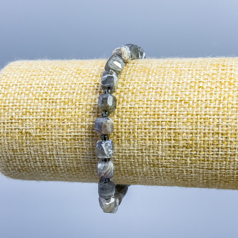 Bransoletka z labradorytu, naturalny kamień, fasetowany sześcian, średnica 6×6 mm, z koralikami o średnicy 2 mm, długość 18 cm (elastyczna)
