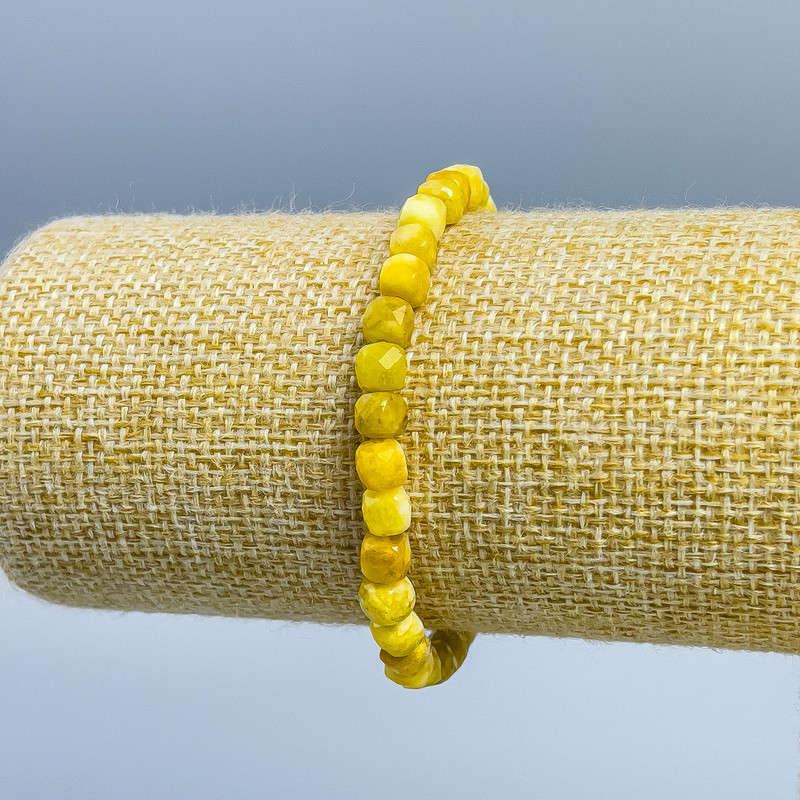 Bransoletka z żółtego jadeitu, naturalny kamień, fasetowane sześciany o wymiarach 5x5 mm, długość 18 cm (rozciągliwa)
