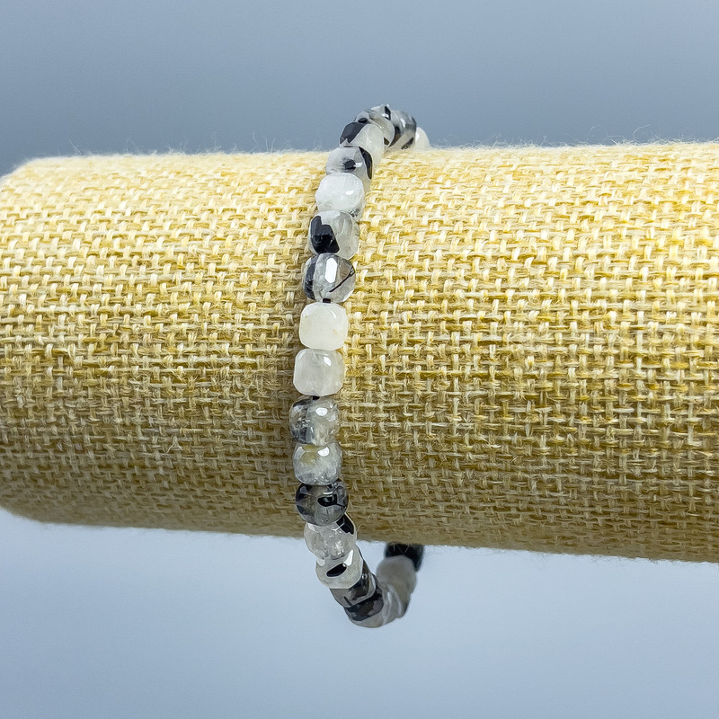 Bransoletka z kwarcu włosowatego, naturalny kamień, fasetowana kostka, średnica 5,5×5,5 mm, długość 18 cm (na elastycznej gumce)
