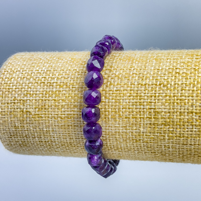 Bransoletka z ametystu, naturalny kamień fasetowany w sześcianie, średnica 7×7 mm ±, długość 18 cm (rozciągliwa)