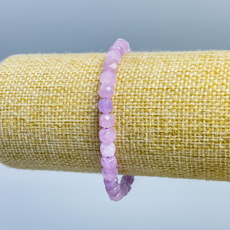 Bransoletka z kunzytu naturalnego, fasetowany sześcian, średnica 5,5 mm, długość 18 cm (rozciągana)
