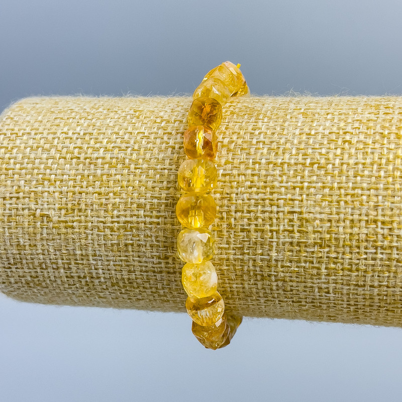 Bransoletka z naturalnego cytrynu, fasetowany sześcian o wymiarach ok. 7×7 mm, długość 18 cm (elastyczna)