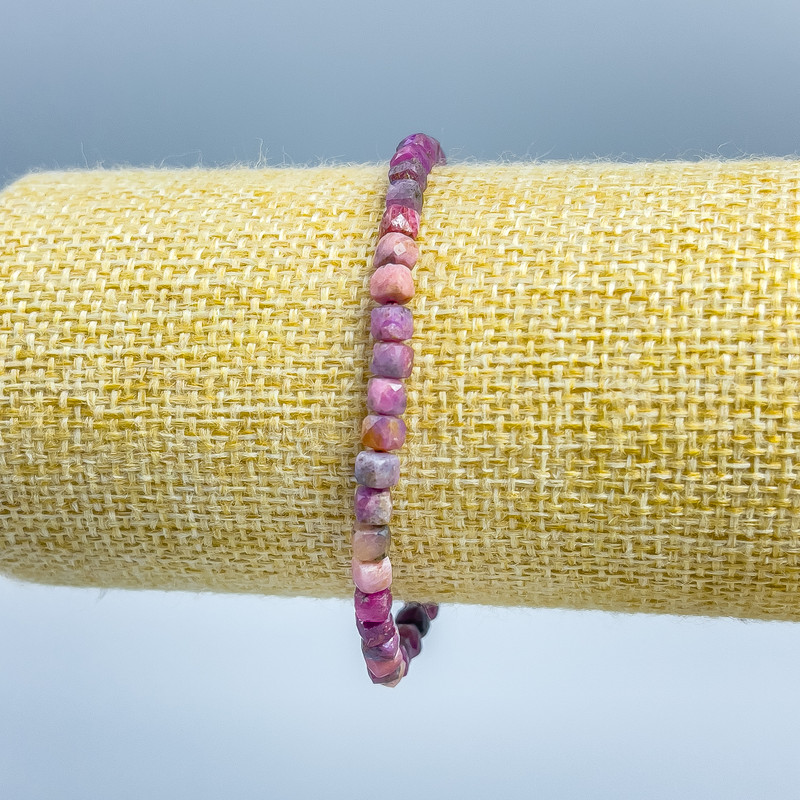 Bransoletka z naturalnym rubinem – fasetowane kostki, 4×4 mm, długość 18 cm (elastyczna)