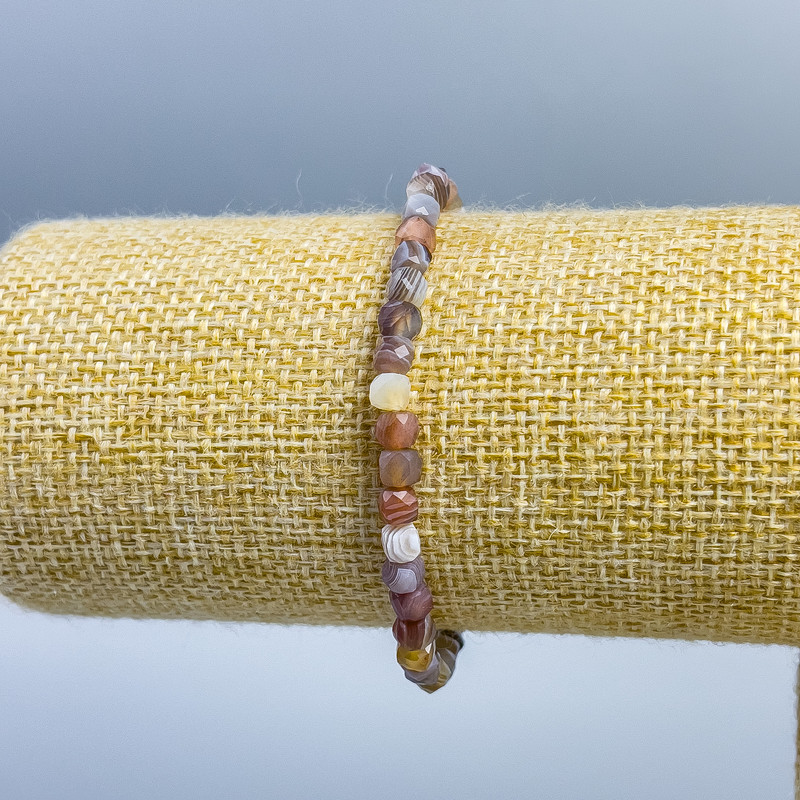 Bransoletka z agatu Botswany – naturalny kamień, fasetowane kostki o wymiarach 4×4 mm, długość 18 cm (rozciągliwa)