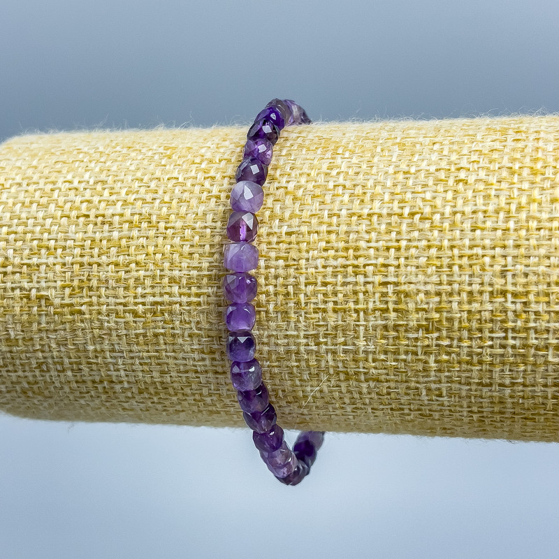 Bransoletka z ametystu, naturalny kamień, fasetowany sześcian, średnica 4,5×4,5 mm, długość 18 cm (elastyczna)