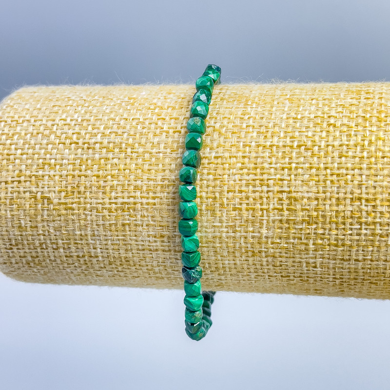 Bransoletka z malachitu, fasetowane kostki o średnicy 4×4 mm, długość 18 cm (elastyczna)