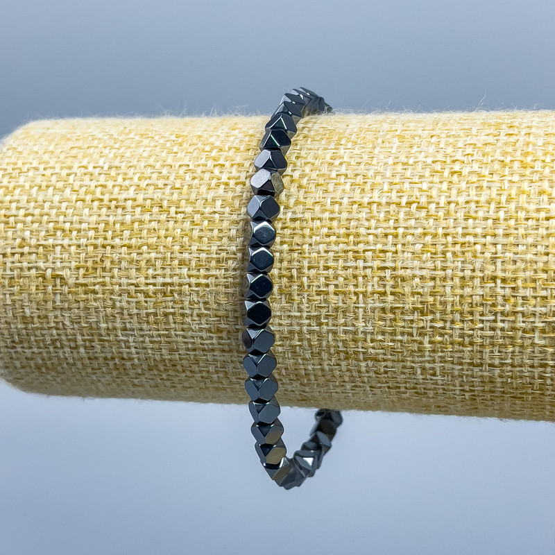 Bransoletka z hematitu w kształcie kostek, średnica 4×4 mm, długość 18 cm (elastyczna)