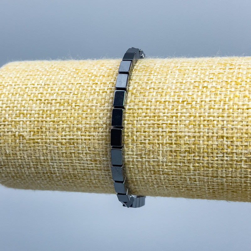 Bransoletka z hematytu w kształcie prostokątów, długość 18 cm, koraliki 6×4 mm (elastyczna)