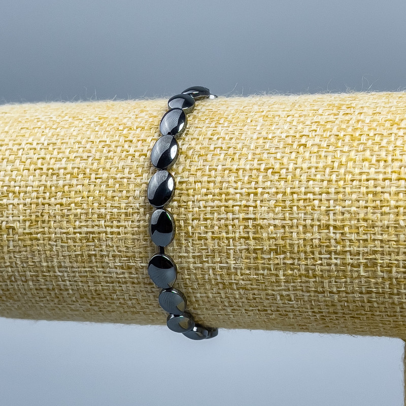 Bransoletka z hematitu w kształcie owalnym, średnica 8×6×3 mm, długość 18 cm (rozciągana)