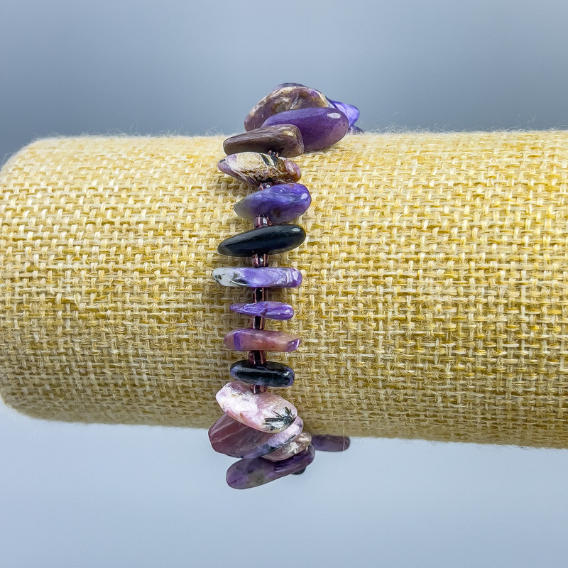 Bransoletka z charoitu – drobinki naturalnego kamienia, średnica 25×3–12×2 mm ±, z biserem, średnica 2 mm, długość 18 cm (na elastycznej bazie)