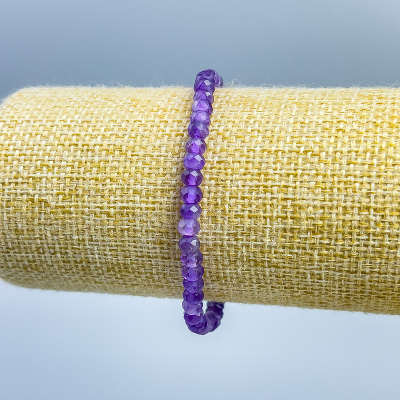 Bransoletka z naturalnym ametystem, fasetowanym kamieniem w formie rondelka, średnica 5×3 mm, długość 18 cm (rozciągana)