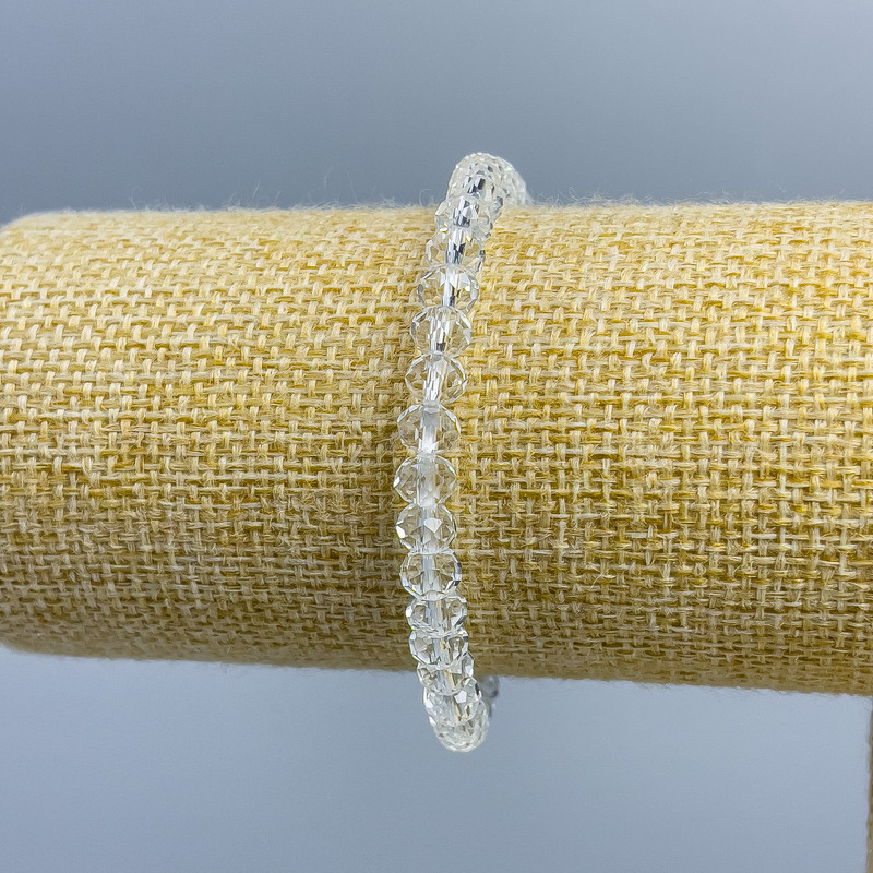 Bransoletka z czeskiego kryształu, biało-przezroczyste fasetowane rondele, średnica 6×5 mm, długość 18 cm (rozciągliwa)