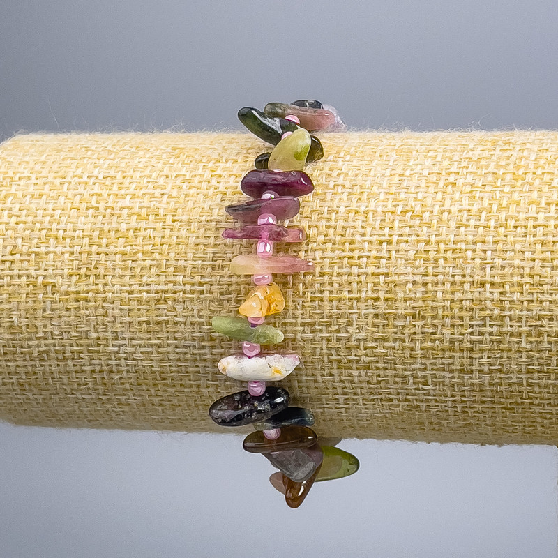 Bransoletka z turmalinu – drobiny „igła”, średnica 12×3 mm ± z koralikami, średnica 2 mm ±, długość 18 cm (rozciągliwa)