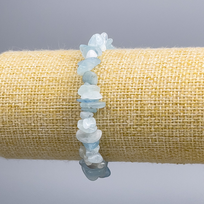 Bransoletka z drobinkami akwamarynu, średnica około 7×3 mm, długość 18 cm (elastyczna)