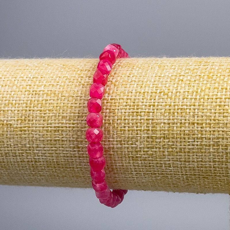 Bransoletka z malinowego turmalinu, naturalny kamień, fasetowane kostki o wymiarze 5×5 mm, długość 18 cm (rozciągliwa)