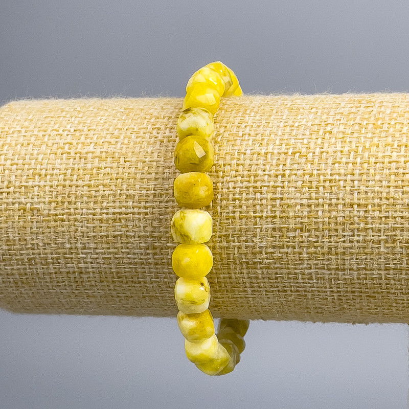 Bransoletka z żółtego jadeitu – naturalny kamień, fasetowany kubik, średnica 7,5 × 7,5 mm, długość 18 cm (rozciągana)