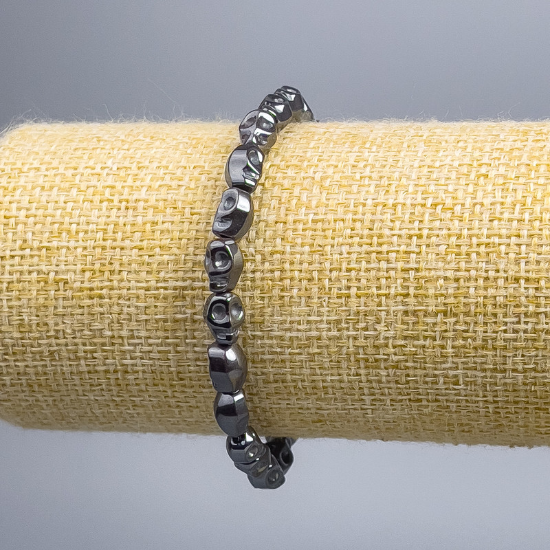Bransoletka hematyt z czaszką, średnica 6×8×6 mm, długość 18 cm (rozciągliwa)