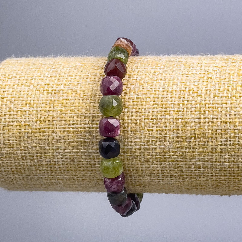 Bransoletka z naturalnego turmalinu, fasetowane kostki, średnica 7×7 mm ±, długość 18 cm (rozciągliwa)