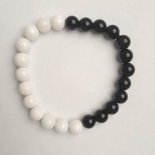 Bransoletka z agatu czarnego i białego, gładkie kuleczki, średnica 8 mm, długość 18 cm (rozciągliwa)