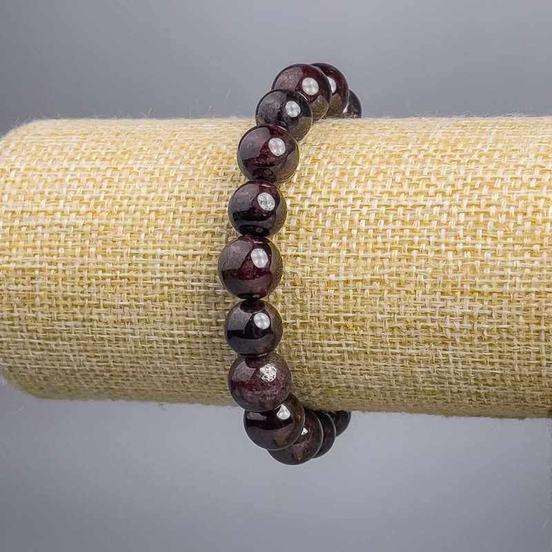 Bransoletka z granatu — gładkie kuleczki, średnica 10–11 mm, długość 18 cm, na gumkę