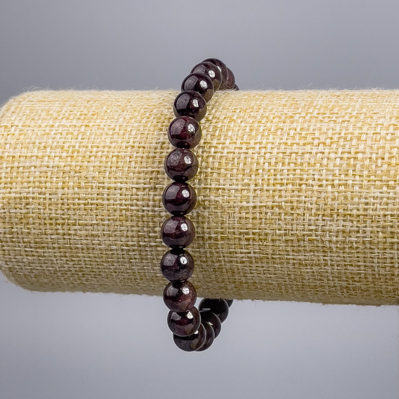 Bransoletka z kamienia granatu – gładkie kulki, średnica około 8 mm, długość 18 cm, na elastycznej gumce
