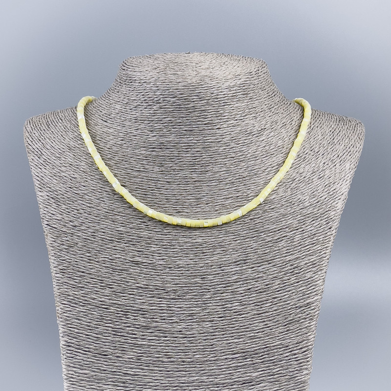 Choker z naturalnej masy perłowej (tonowany) jasny cytrynowy, gładkie rondelki o średnicy 4×2 mm, długość 48 cm+