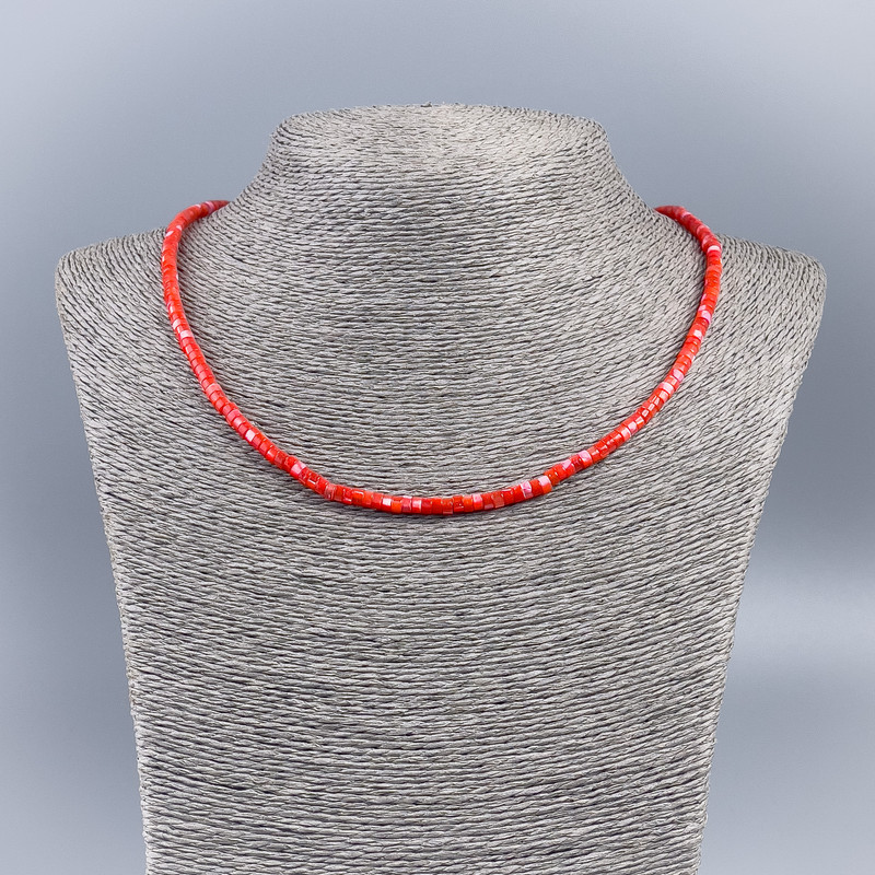 Naszyjnik-choker z naturalnej masy perłowej (tonowany) w intensywnie czerwonym odcieniu, gładkie rondelki, średnica 4×2 mm, długość 48 cm