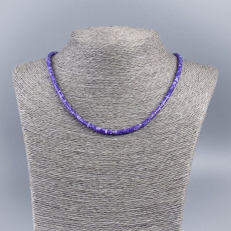 Naszyjnik-choker z naturalnej masy perłowej (barwiony) ciemno-lawendowy, gładki rondel, średnica 4×2 mm, długość 48 cm+